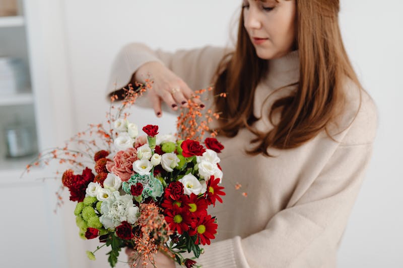 Fleuriste Florajet en train de composer un bouquet