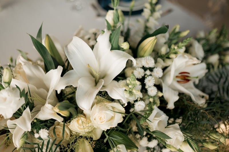 Fleurs fraîches soigneusement arrangées